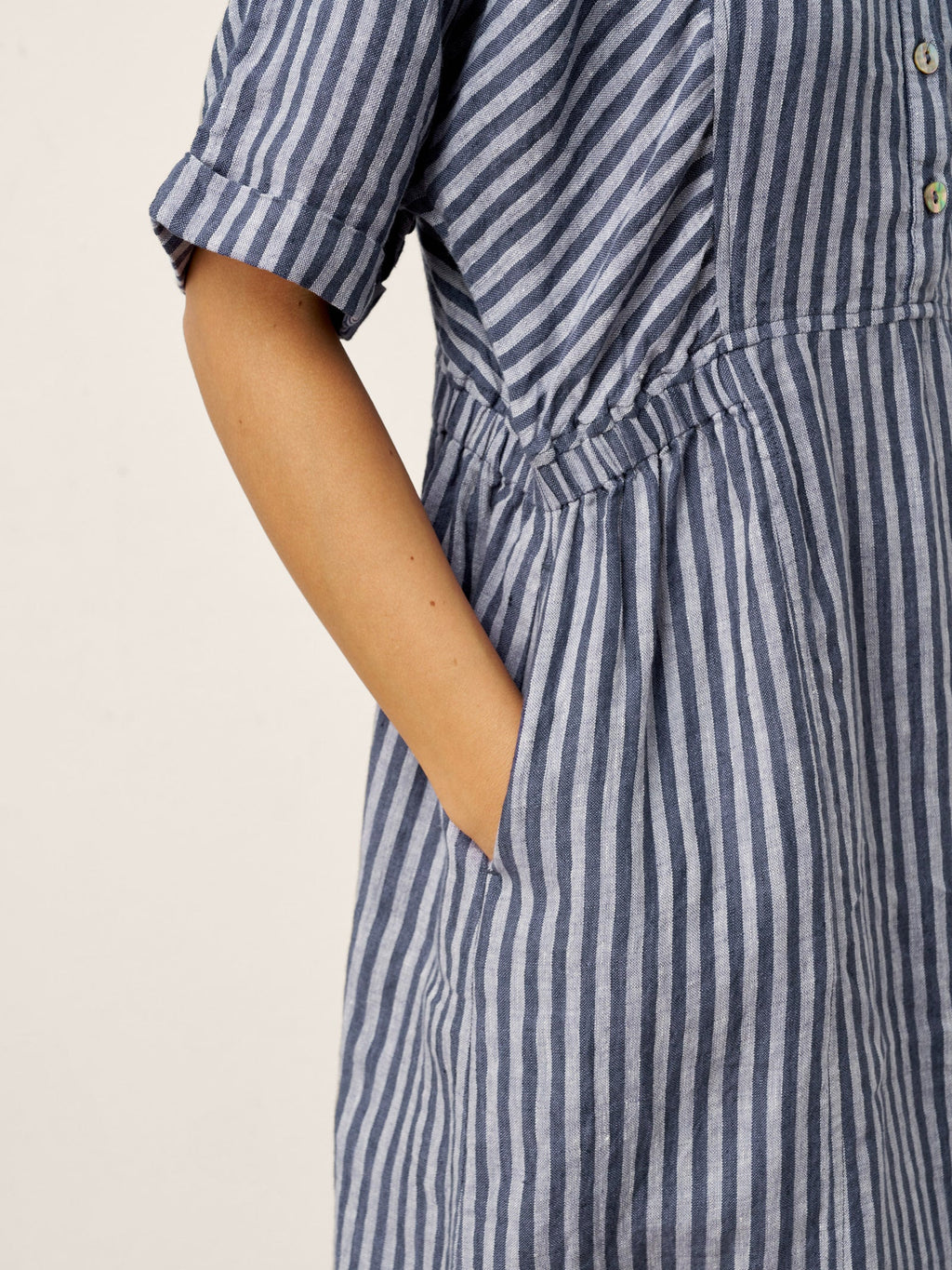 Robe chemise mi-longue rayée 100% lin à boutonnage devant et manches courtes CASSANDRA