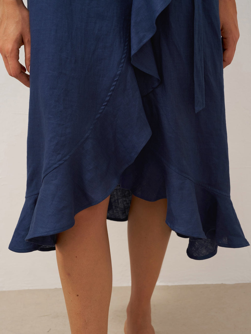 Robe midi MAYA en lin pur avec col en V et ourlet à volants