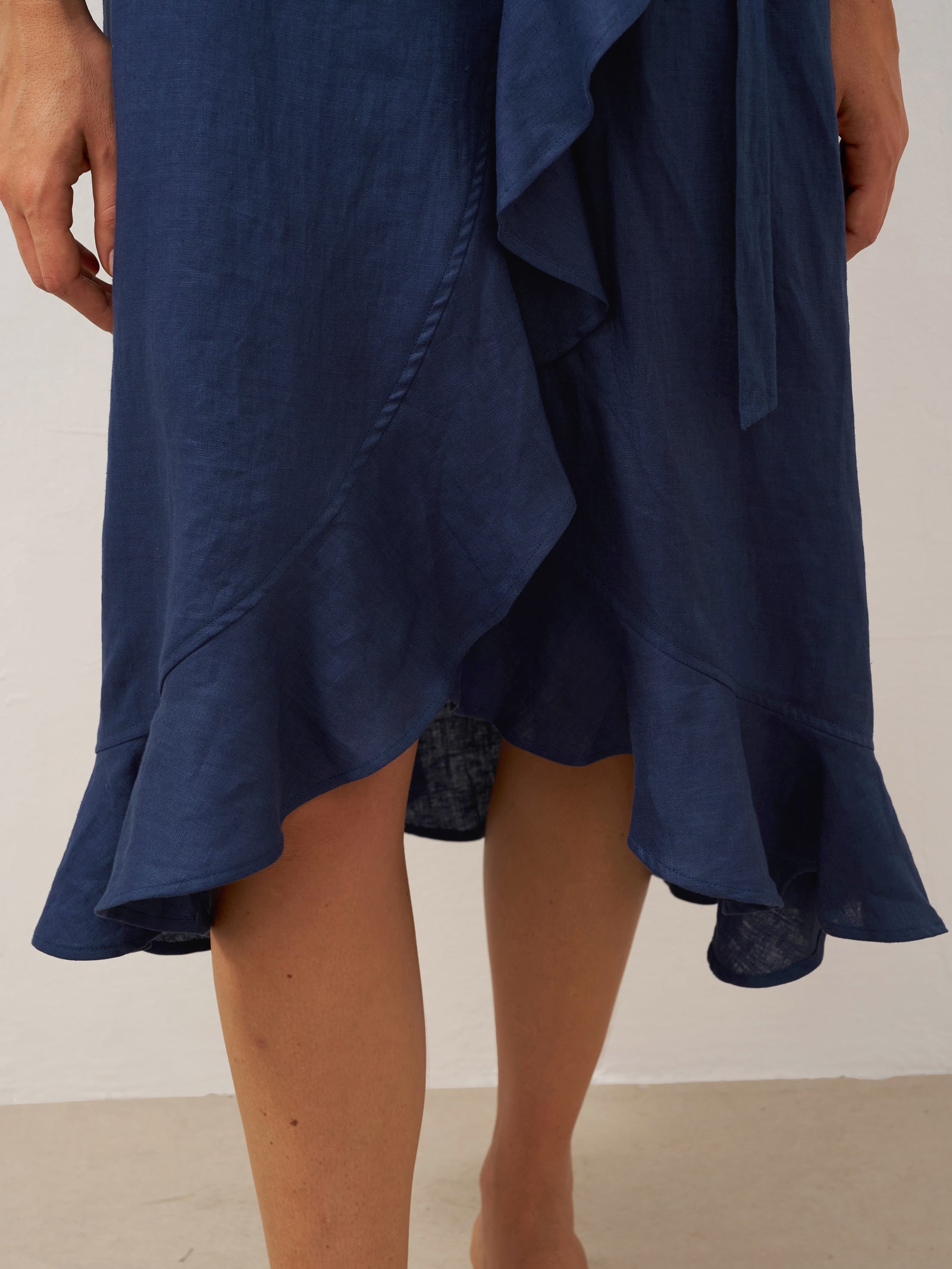 Robe midi MAYA en lin pur avec col en V et ourlet à volants
