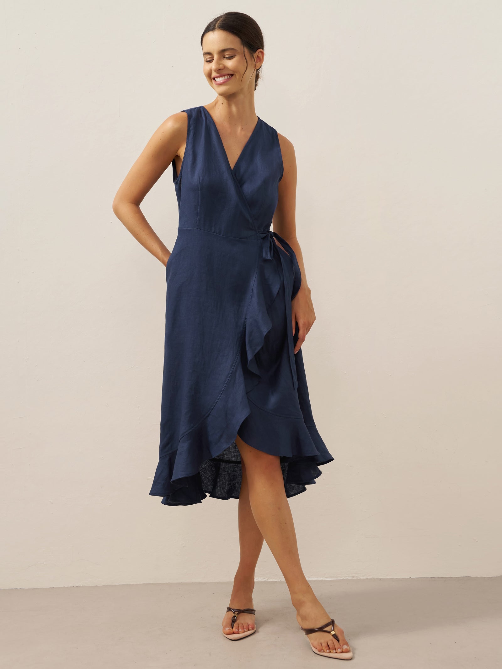 Robe midi MAYA en lin pur avec col en V et ourlet à volants