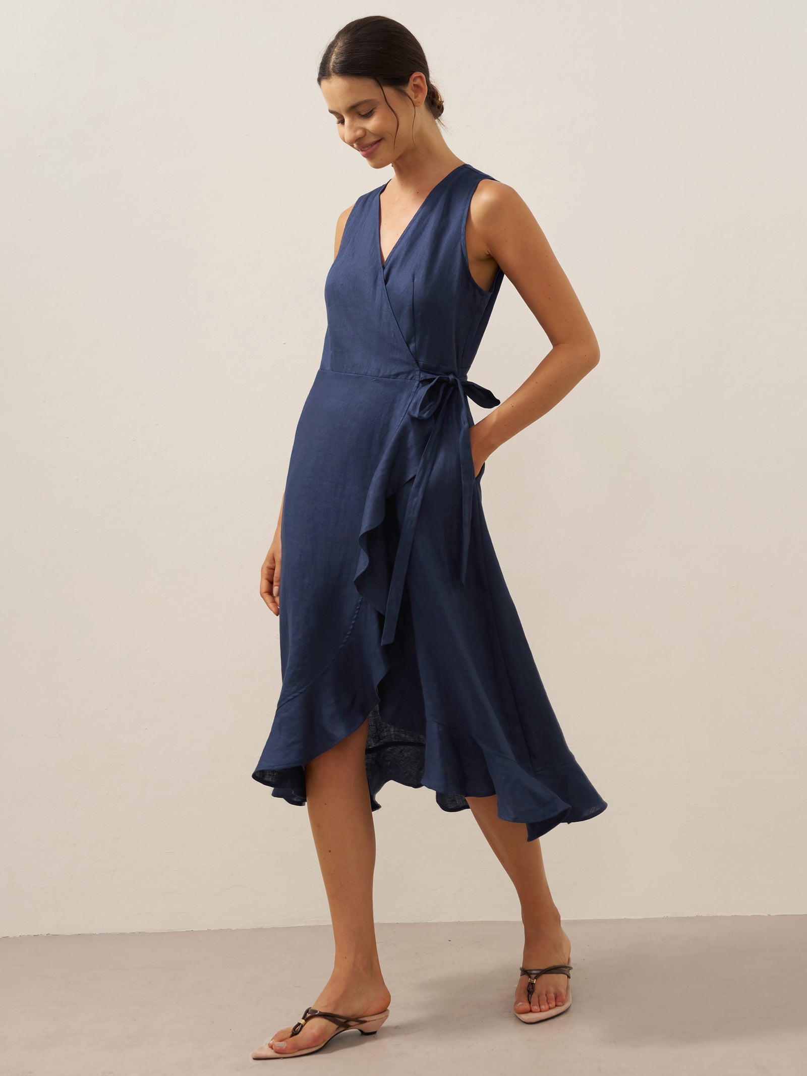 Robe midi MAYA en lin pur avec col en V et ourlet à volants