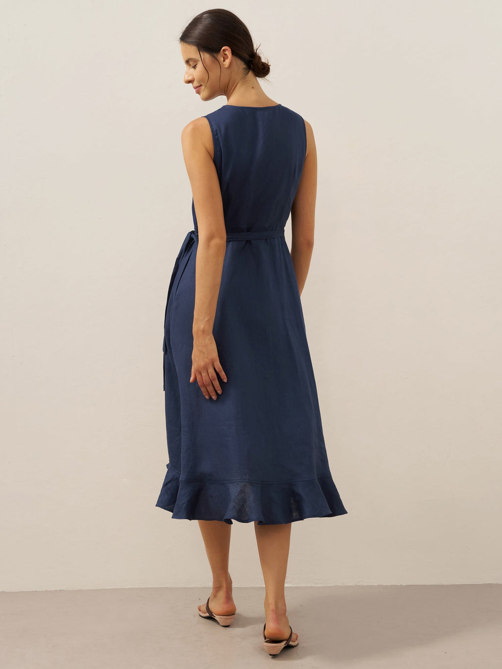Robe midi MAYA en lin pur avec col en V et ourlet à volants