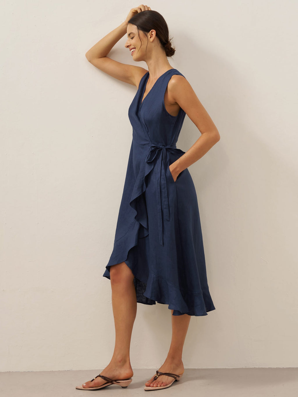 Robe midi MAYA en lin pur avec col en V et ourlet à volants