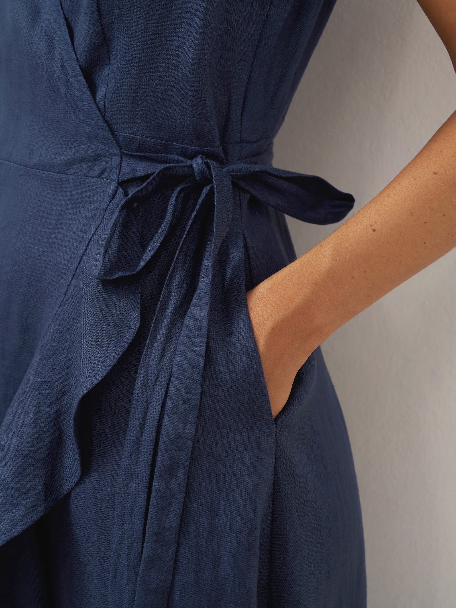 Robe midi MAYA en lin pur avec col en V et ourlet à volants
