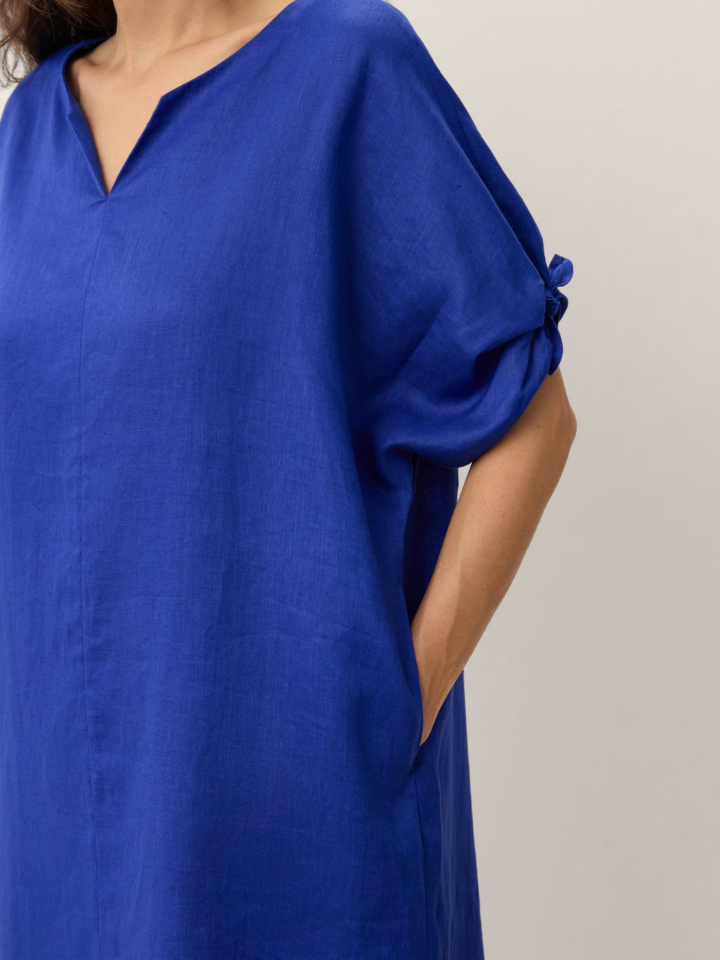 Robe midi JESSAMINE en lin avec nœud papillon, poignets et ourlet fendu