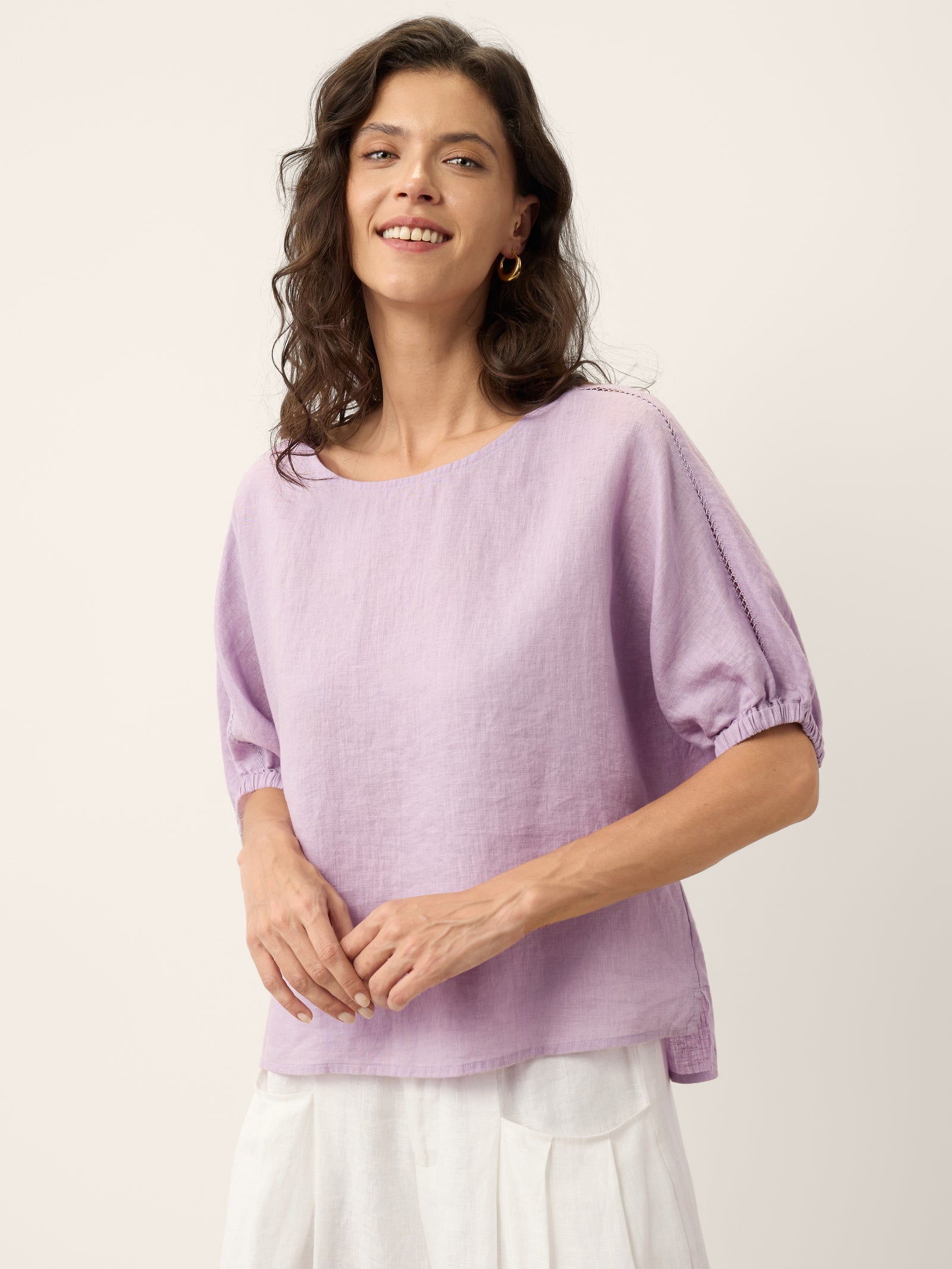 Haut QUILLA en 100 % lin avec incrustation en dentelle et poignets sculptés