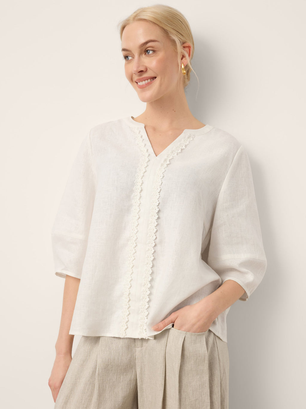 Top LIVIAN 100 % lin, encolure en V, manches lanternes et bordure en dentelle