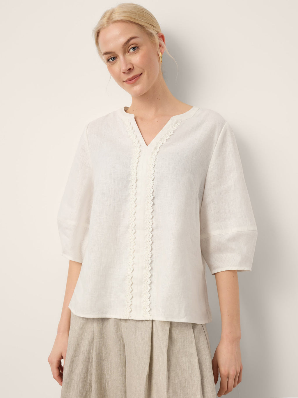Top LIVIAN 100 % lin, encolure en V, manches lanternes et bordure en dentelle