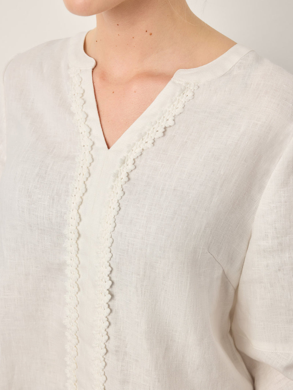 Top LIVIAN 100 % lin, encolure en V, manches lanternes et bordure en dentelle