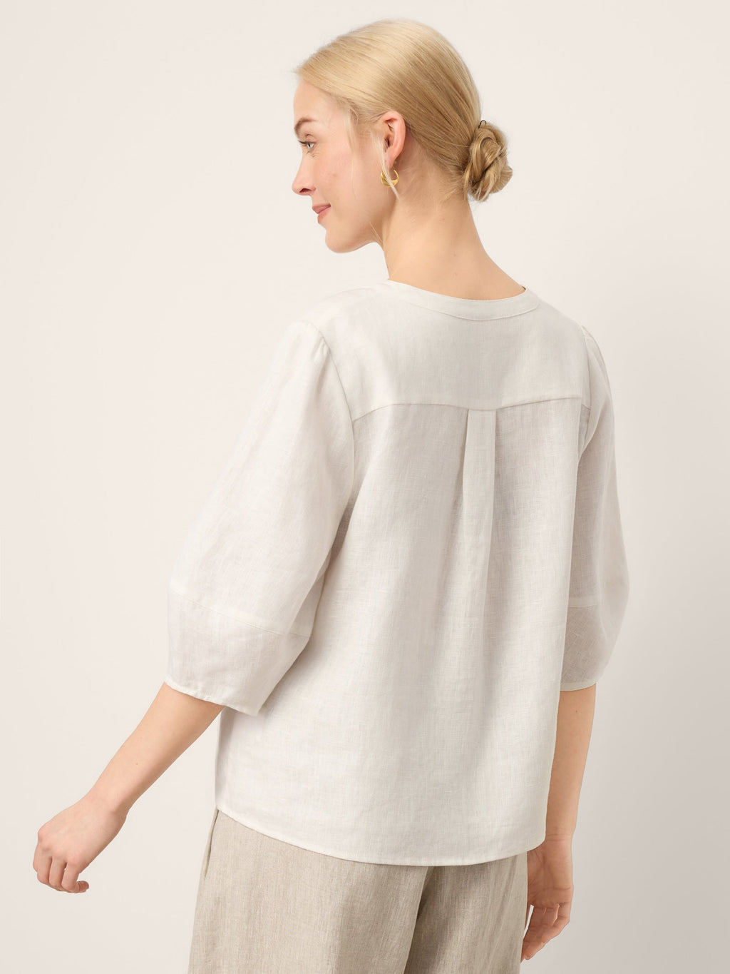 Top LIVIAN 100 % lin, encolure en V, manches lanternes et bordure en dentelle