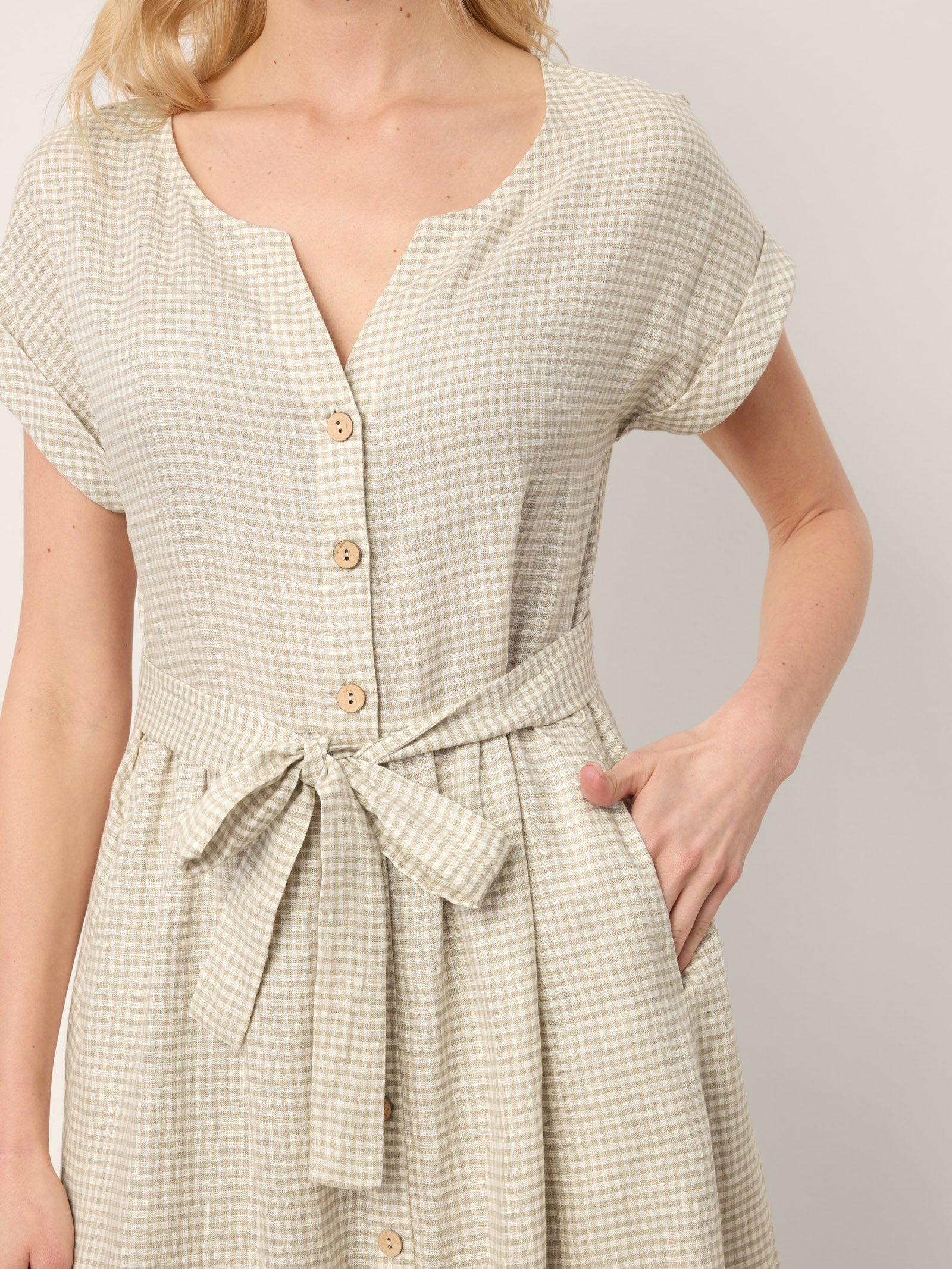 Robe longue Larissa 100 % lin à carreaux avec ceinture amovible et boutonnage devant