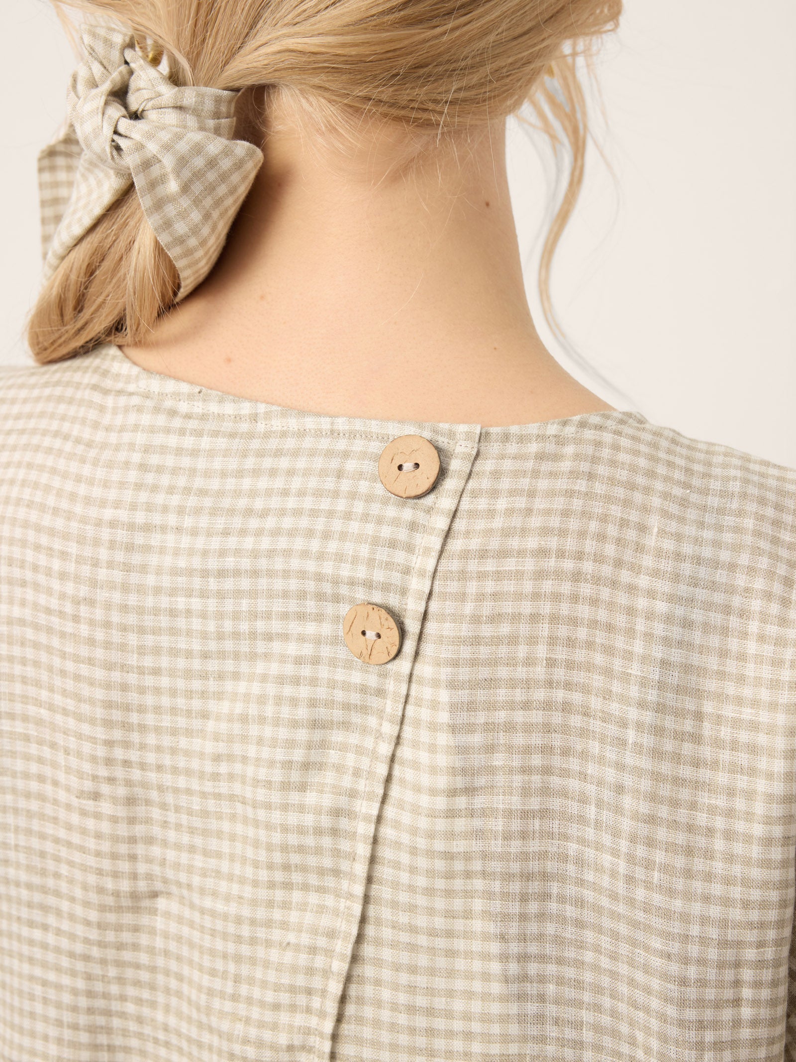 Haut LEXIE en lin 100 % à col fendu, avec ceinture amovible à carreaux