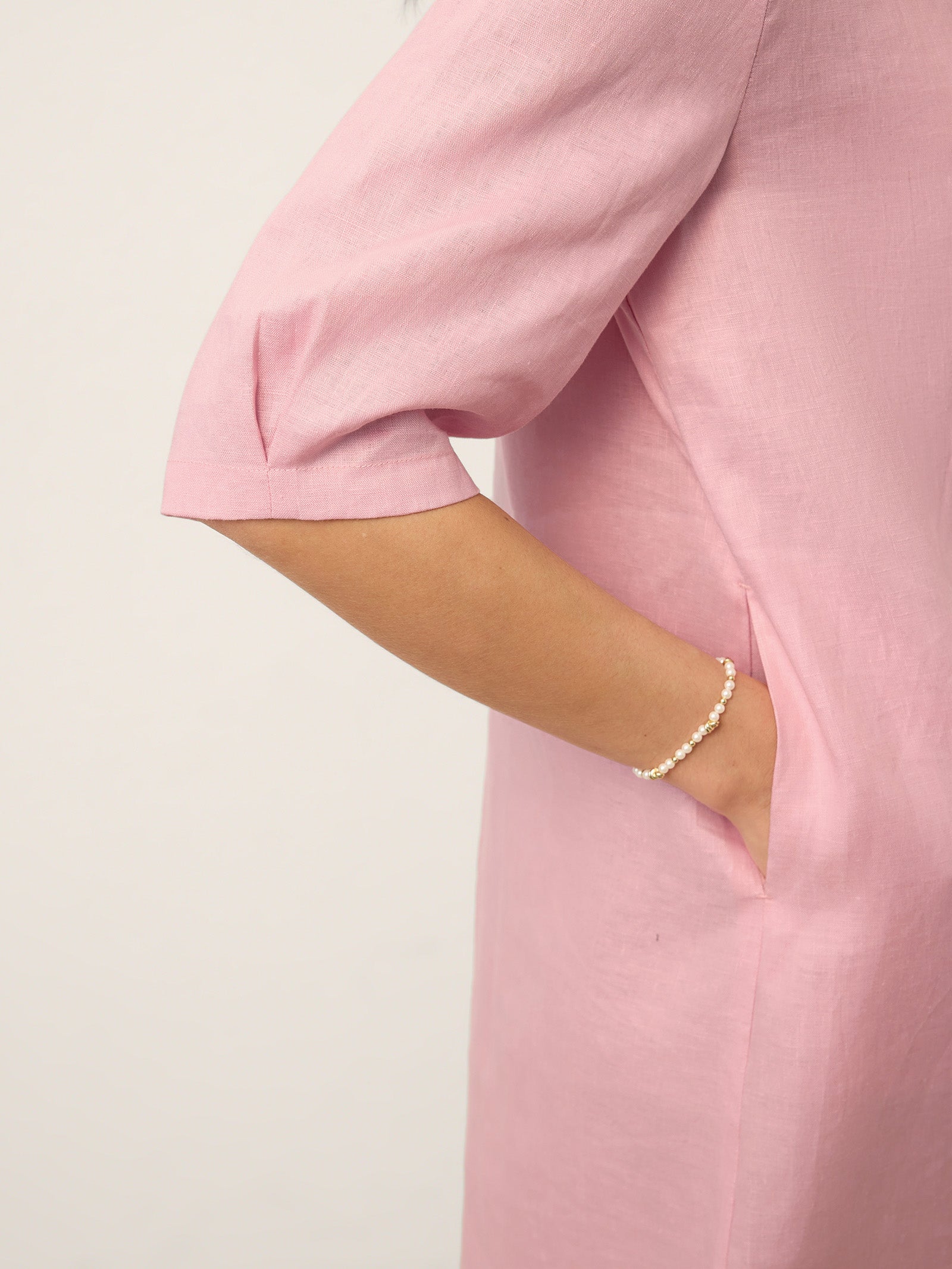 Mini-robe SABRINA en lin sculpté avec encolure bateau et dos noué