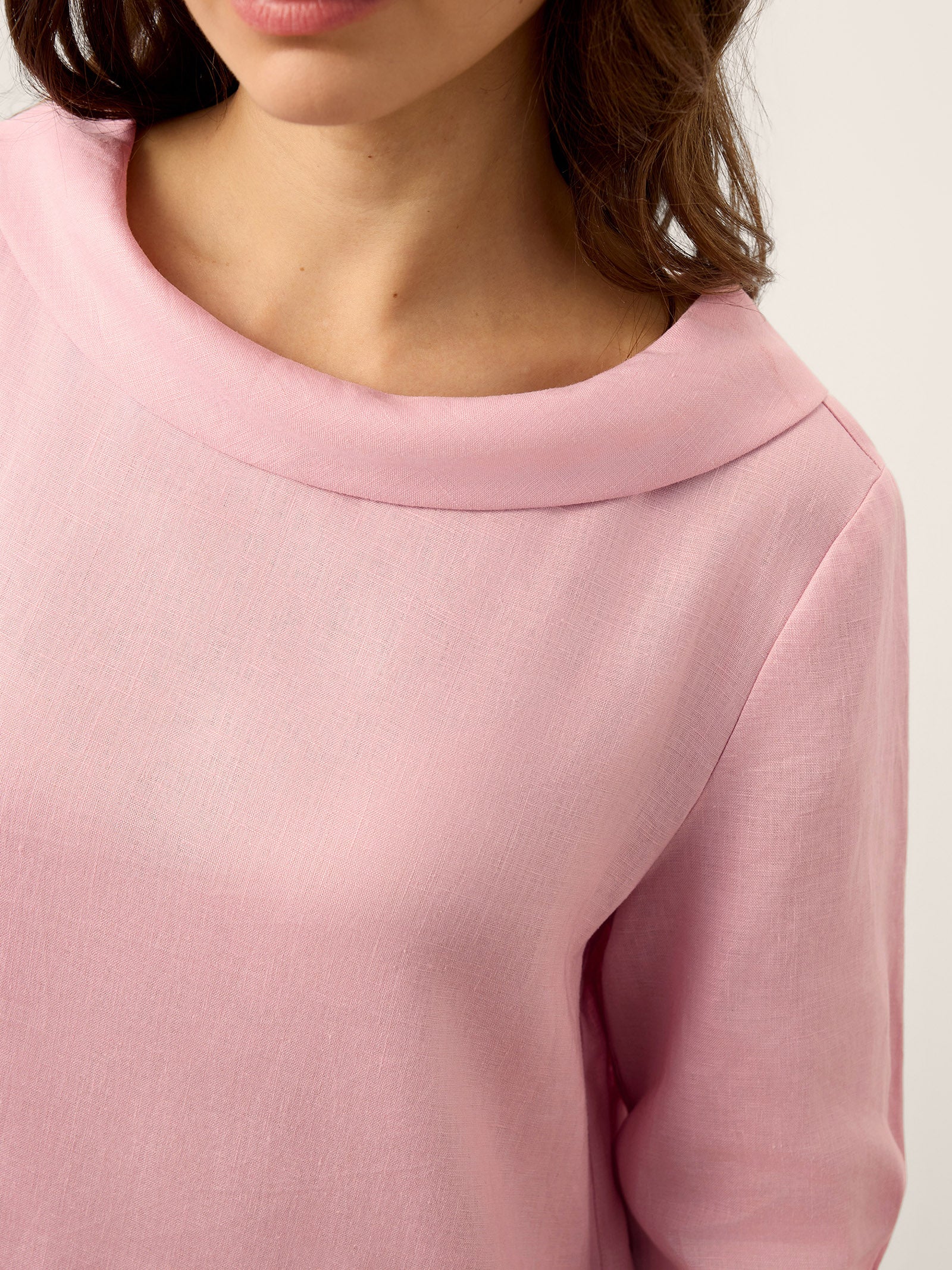 Mini-robe SABRINA en lin sculpté avec encolure bateau et dos noué