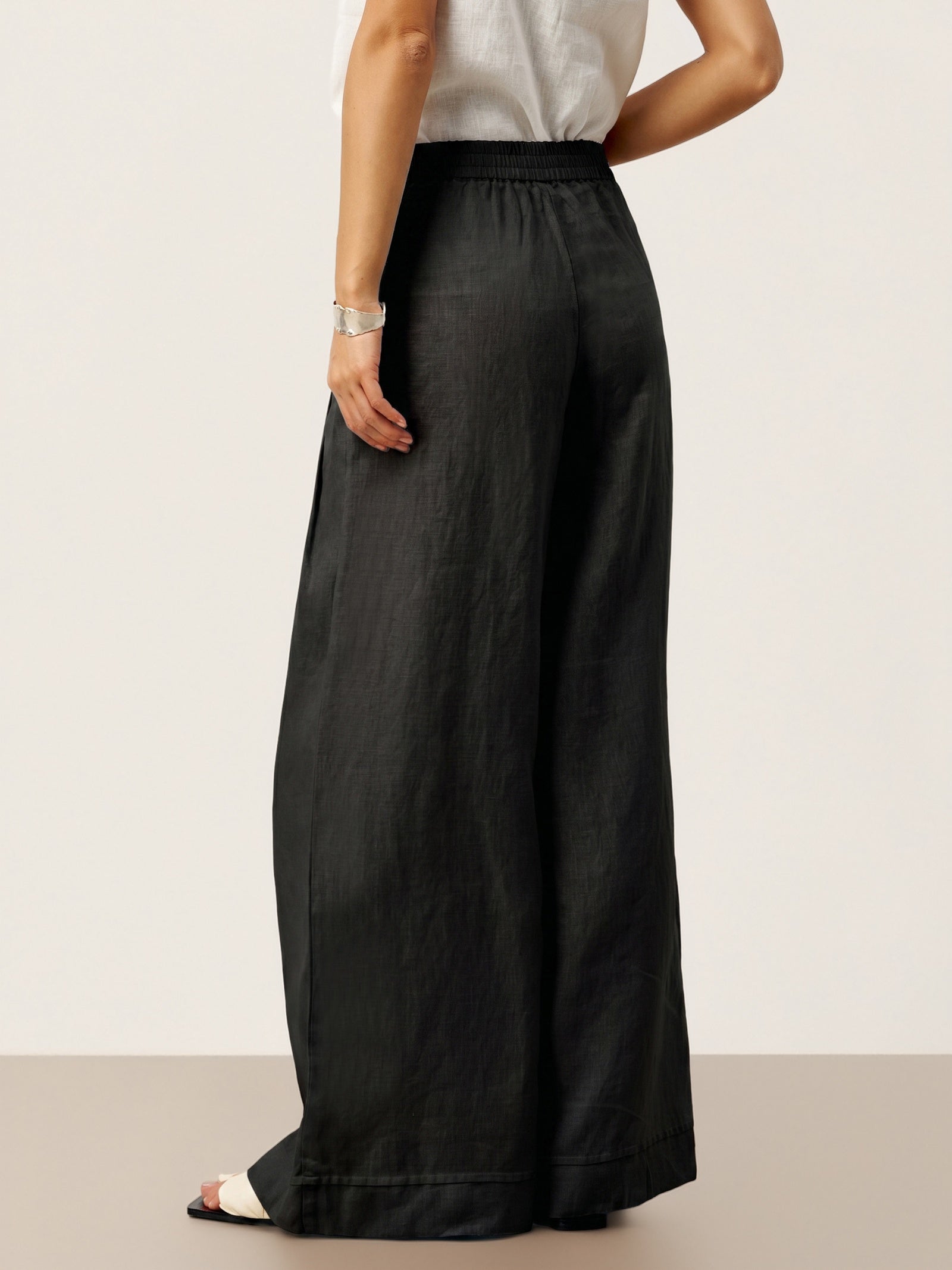 Pantalon VERIDIANA en 100 % lin, plissé sculpté et dos élastiqué, coupe décontractée