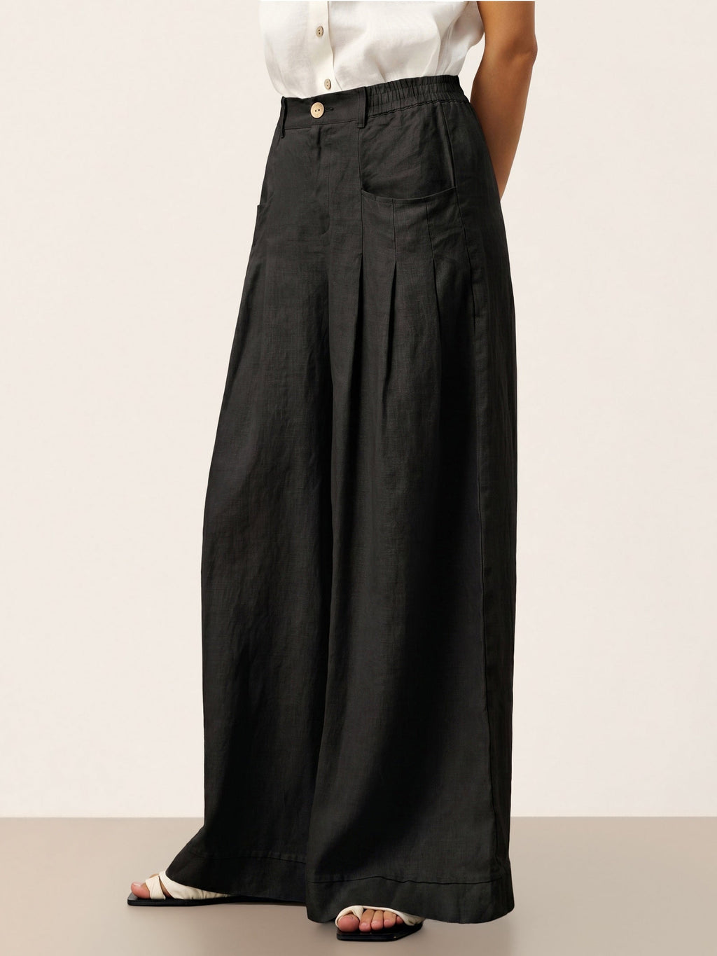 Pantalon VERIDIANA en 100 % lin, plissé sculpté et dos élastiqué, coupe décontractée