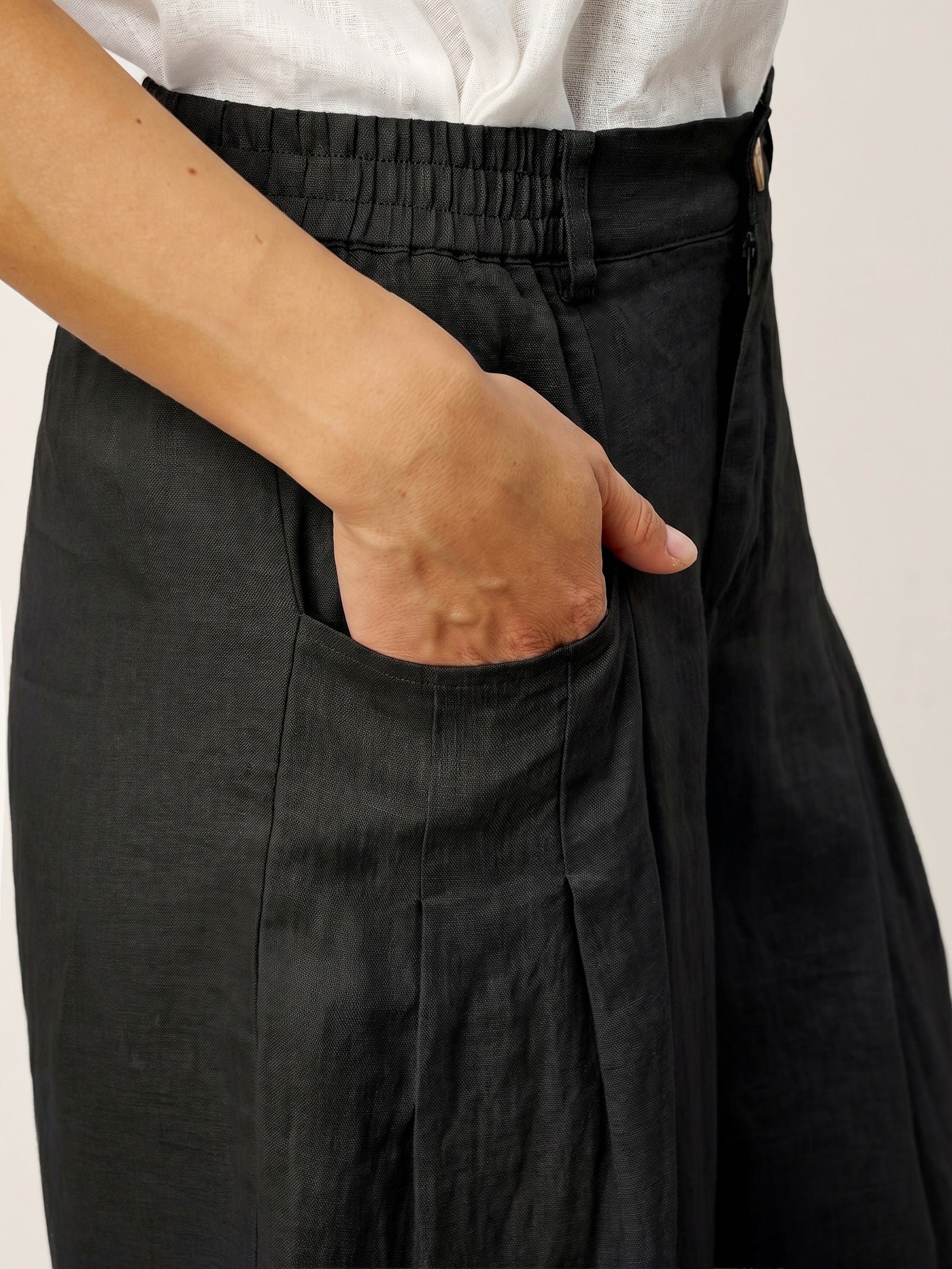 Pantalon VERIDIANA en 100 % lin, plissé sculpté et dos élastiqué, coupe décontractée
