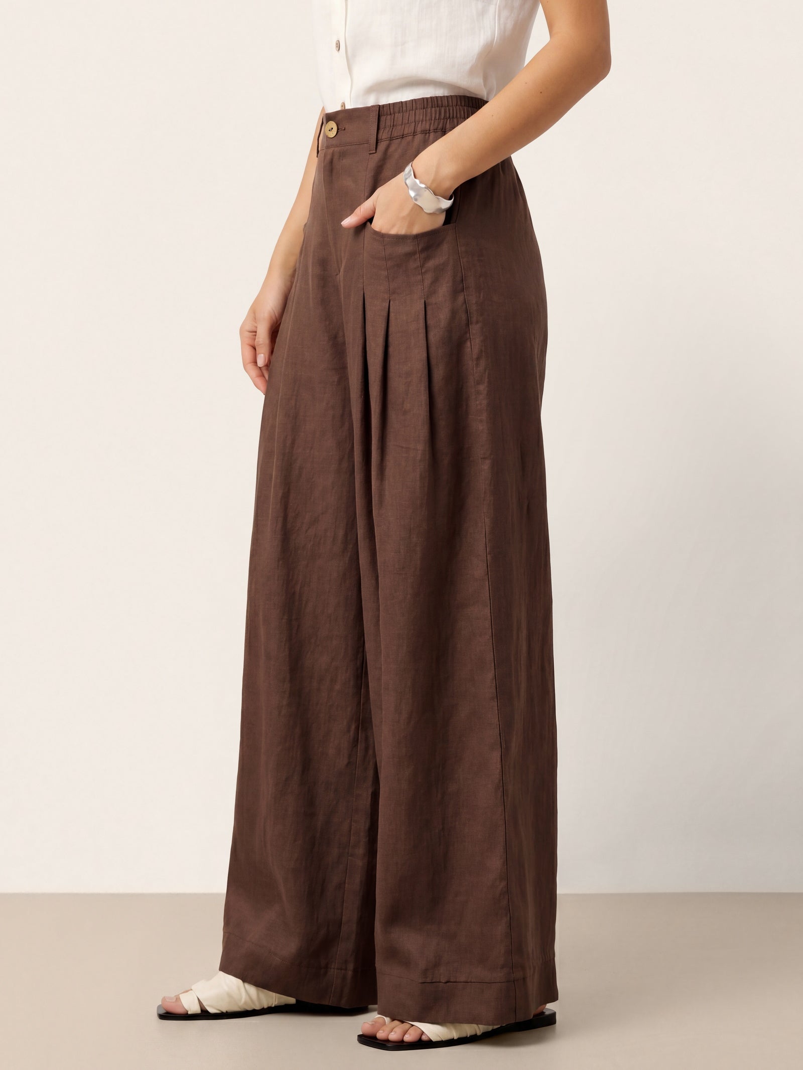 Pantalon VERIDIANA en 100 % lin, plissé sculpté et dos élastiqué, coupe décontractée