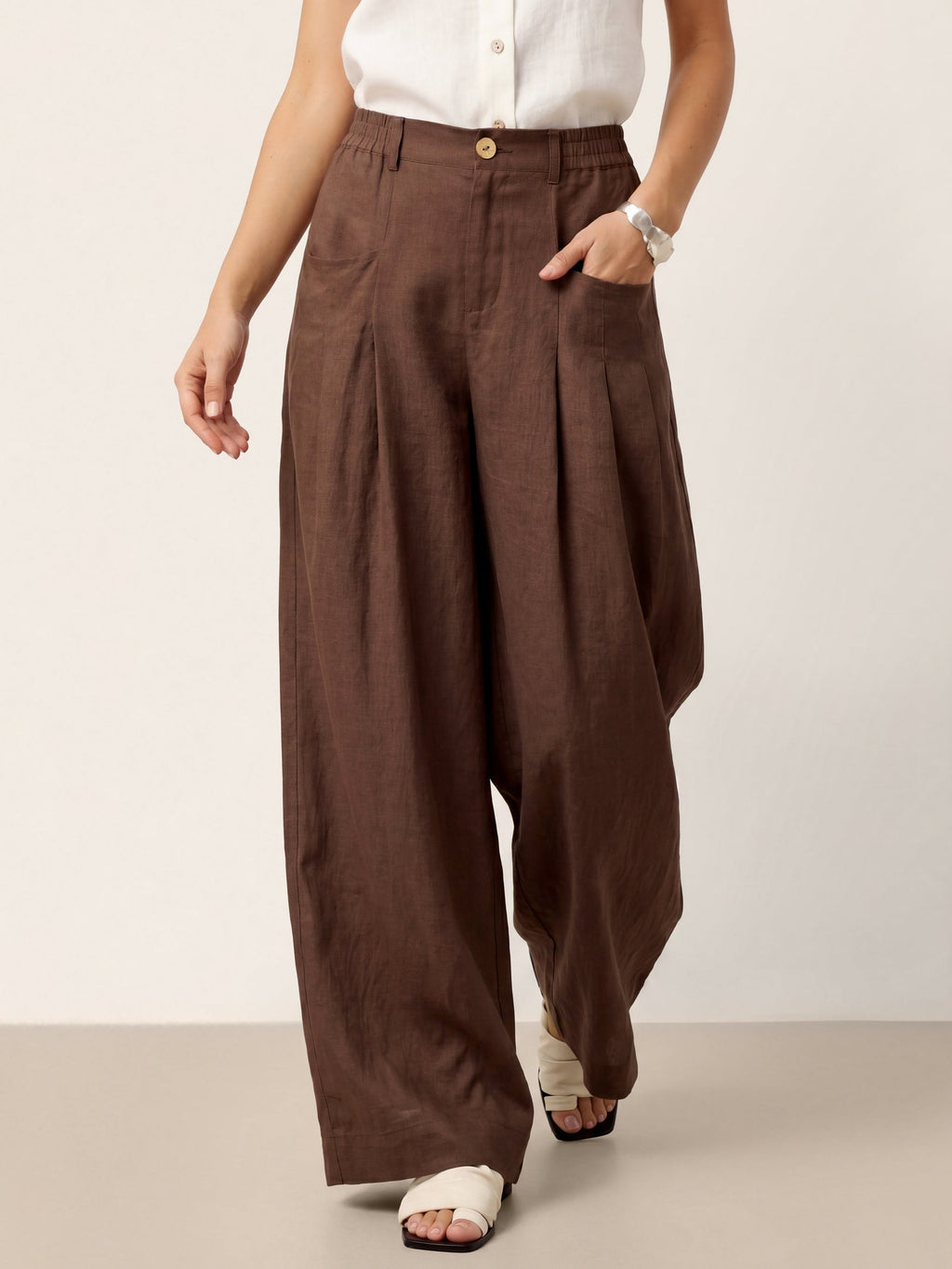 Pantalon VERIDIANA en 100 % lin, plissé sculpté et dos élastiqué, coupe décontractée