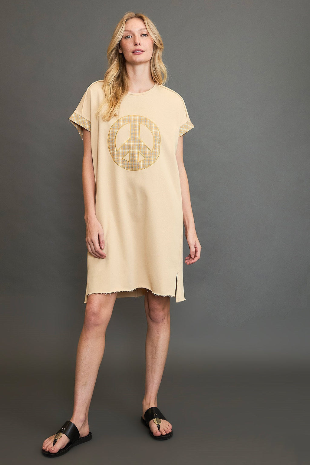 Mini-robe à manches courtes et appliqués Peace Plaid – Tendance, appliqués Peace amusants, ourlet haut-bas pour un look chic et décontracté