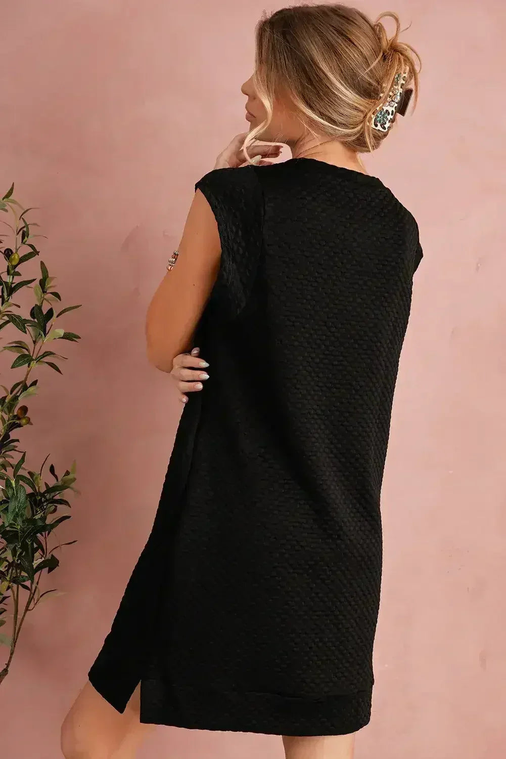 Mini-robe noire texturée à manches courtes et coupe droite