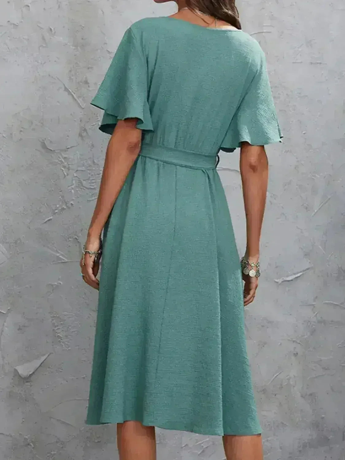 Robe midi à manches flottantes et nouées aux poignets – Femstylo