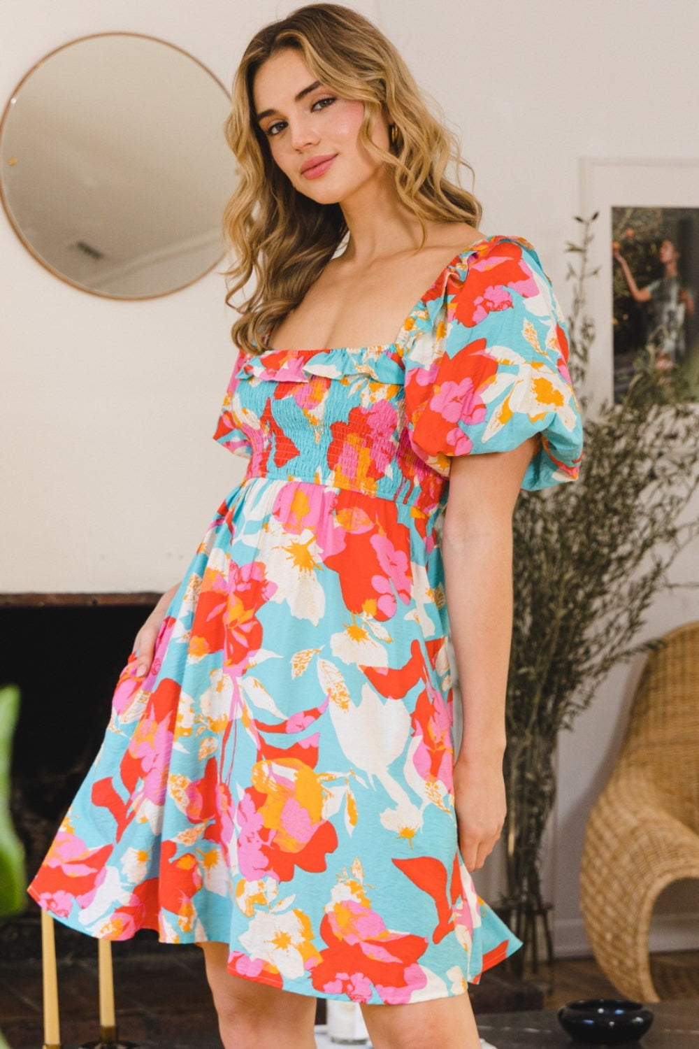 Mini-robe imprimée froncée à manches bouffantes pour femme - Chic et ludique, avec détails à volants et coupe féminine