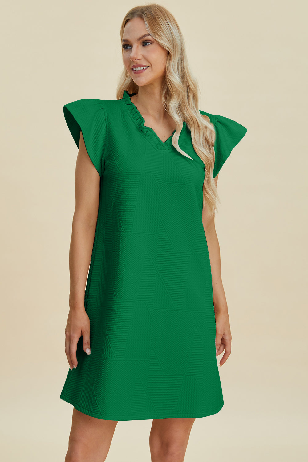 Robe à volants en V à manches courtes grande taille Double Take – Robe à col en V à volants, Robe à manches courtes, Robe élégante à volants, Robe flatteuse à col en V, Robe grande taille élégante, Robe confortable à volants, Robe chic à manches courtes