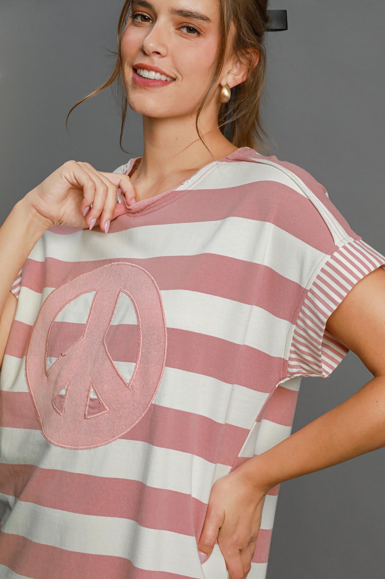 Mini-robe rayée à manches courtes avec appliqué Peace – Rayures tendance, appliqué Peace fantaisie et ourlet haut-bas pour un look décontracté et chic