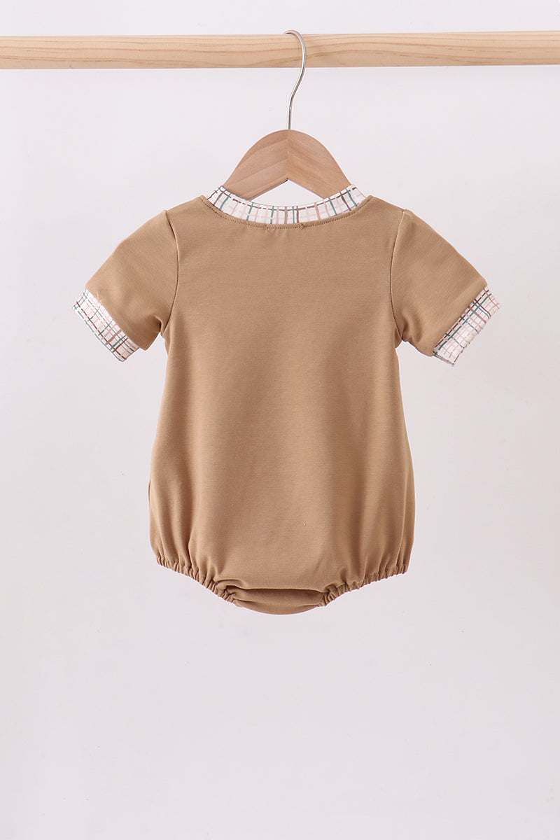 Barboteuse marron à applique lapin en tissu écossais