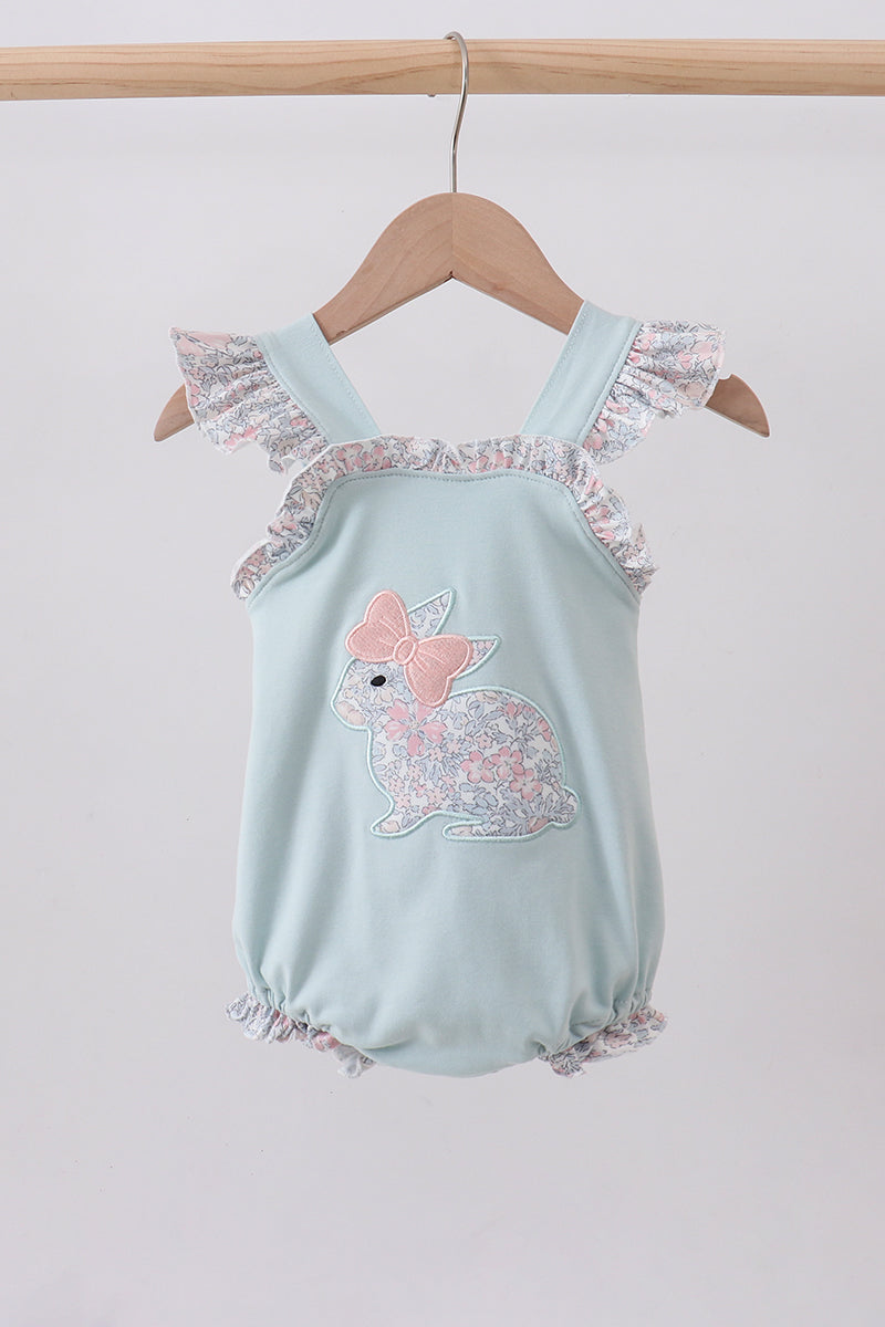 Barboteuse à volants bleue avec applique lapin fleurie