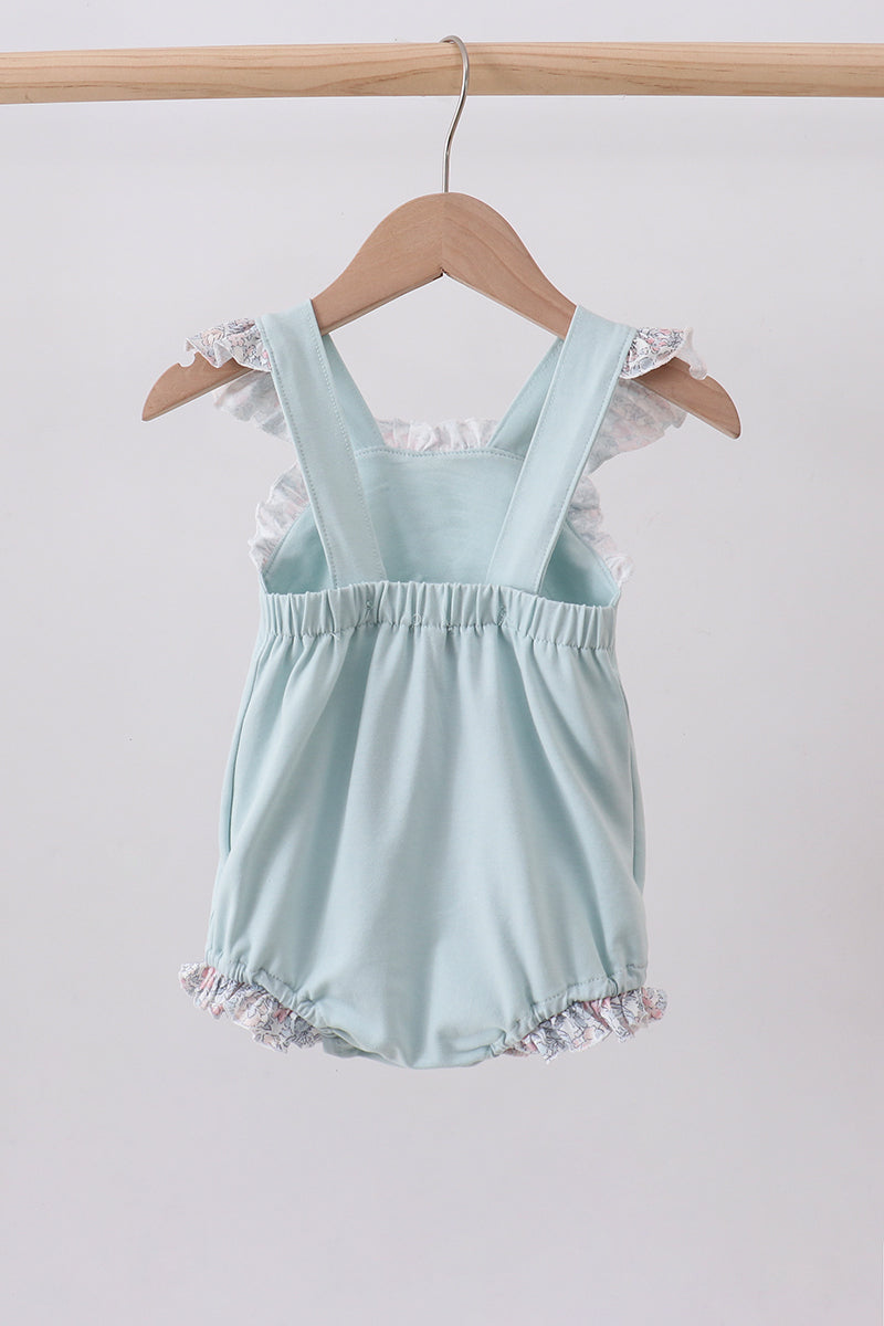 Barboteuse à volants bleue avec applique lapin fleurie
