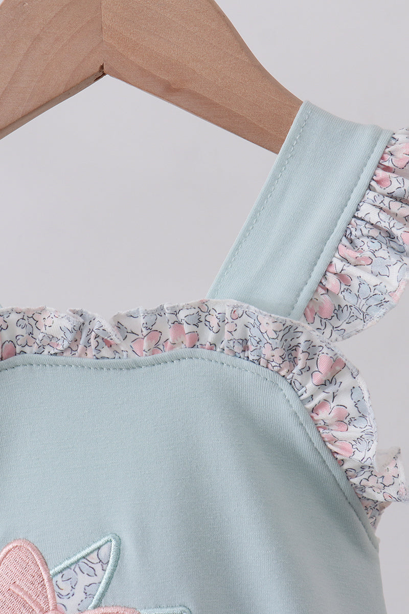 Barboteuse à volants bleue avec applique lapin fleurie