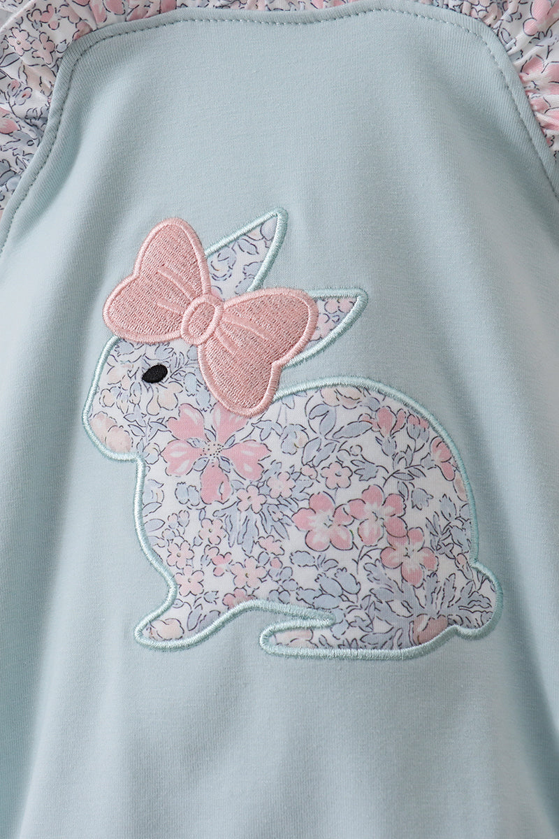 Barboteuse à volants bleue avec applique lapin fleurie