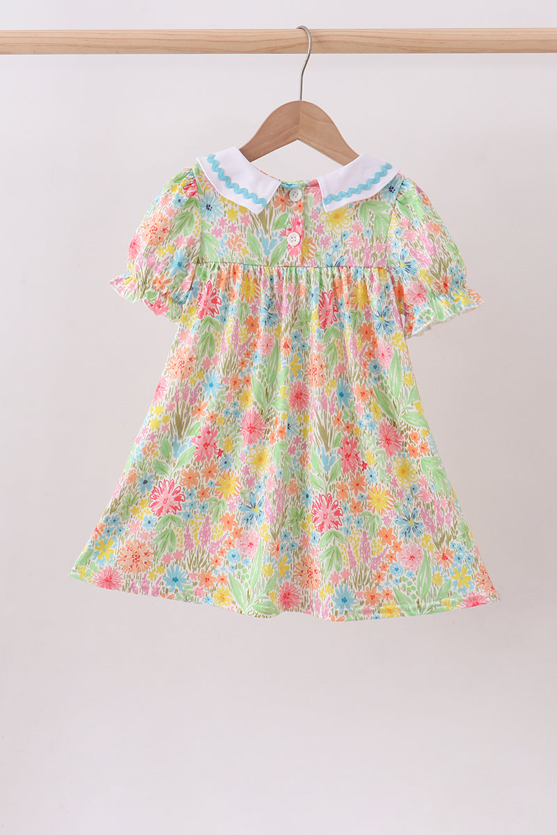 Robe à volants rose à manches bouffantes et imprimé floral