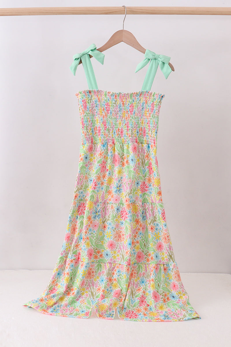 Robe étagée smockée à fleurs roses