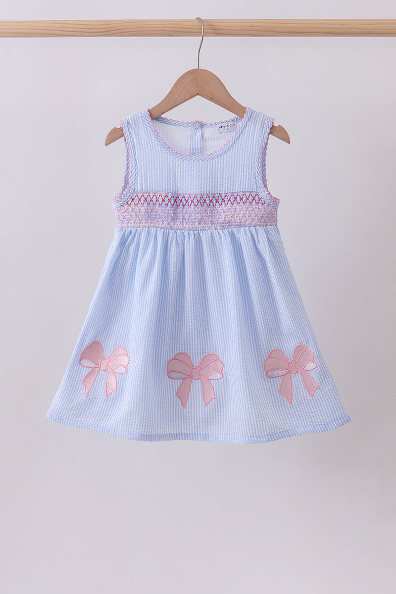 Robe smockée à nœud en seersucker bleu