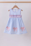 Robe smockée à nœud en seersucker bleu