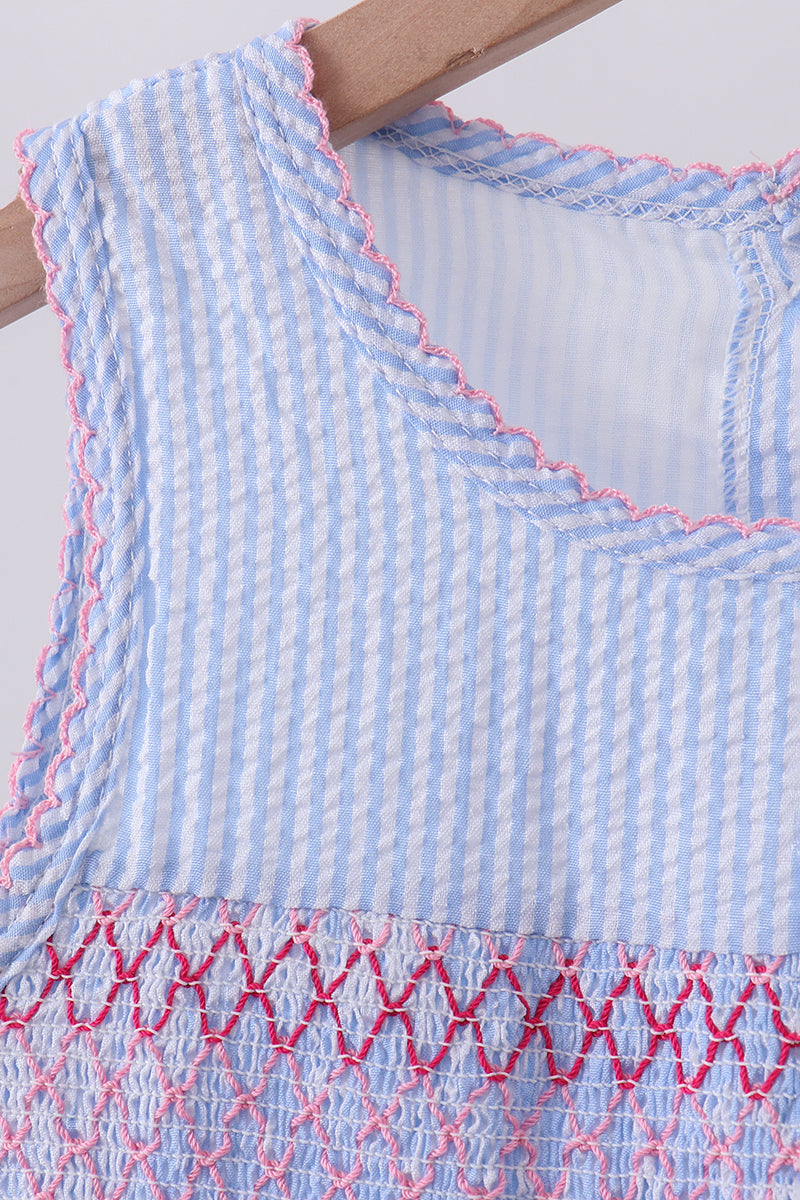 Robe smockée à nœud en seersucker bleu