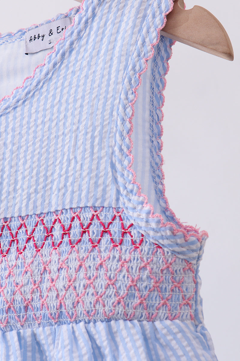 Robe smockée à nœud en seersucker bleu