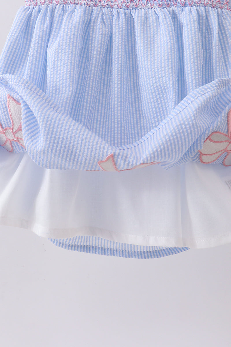 Robe smockée à nœud en seersucker bleu