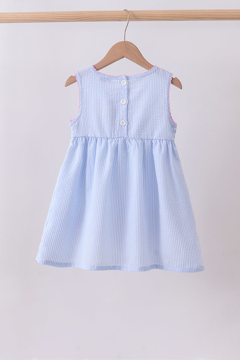 Robe smockée à nœud en seersucker bleu