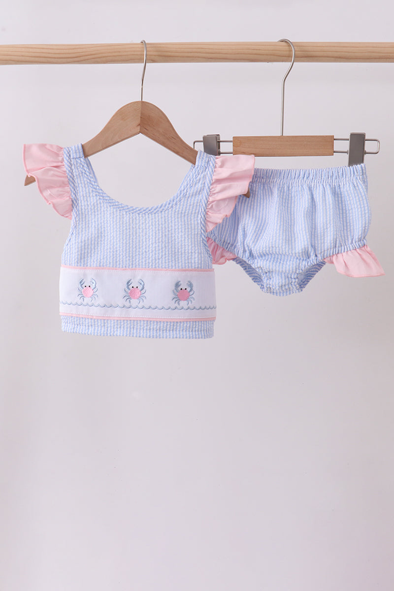 Maillot de bain 2 pièces à volants en seersucker rayé bleu brodé d'un crabe