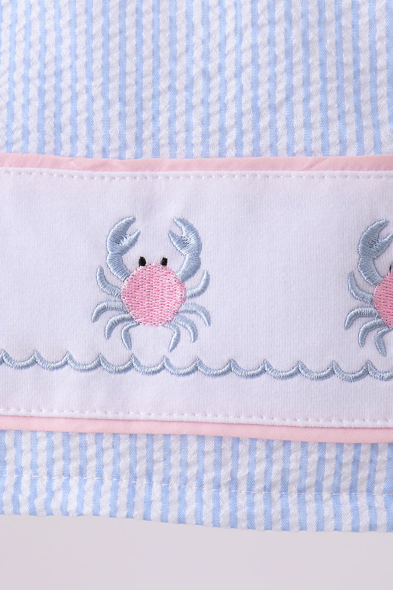 Maillot de bain 2 pièces à volants en seersucker rayé bleu brodé d'un crabe