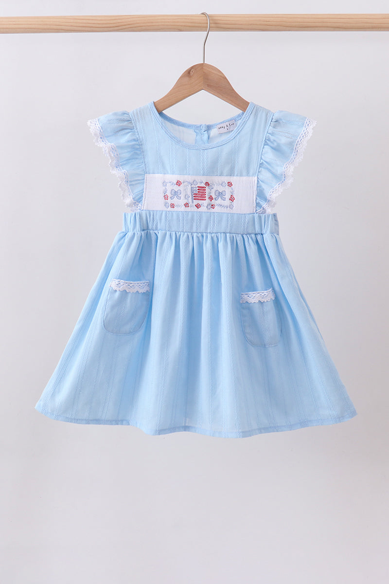 Robe à volant smockée en jacquard bleu drapeau