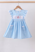 Robe à volant smockée en jacquard bleu drapeau