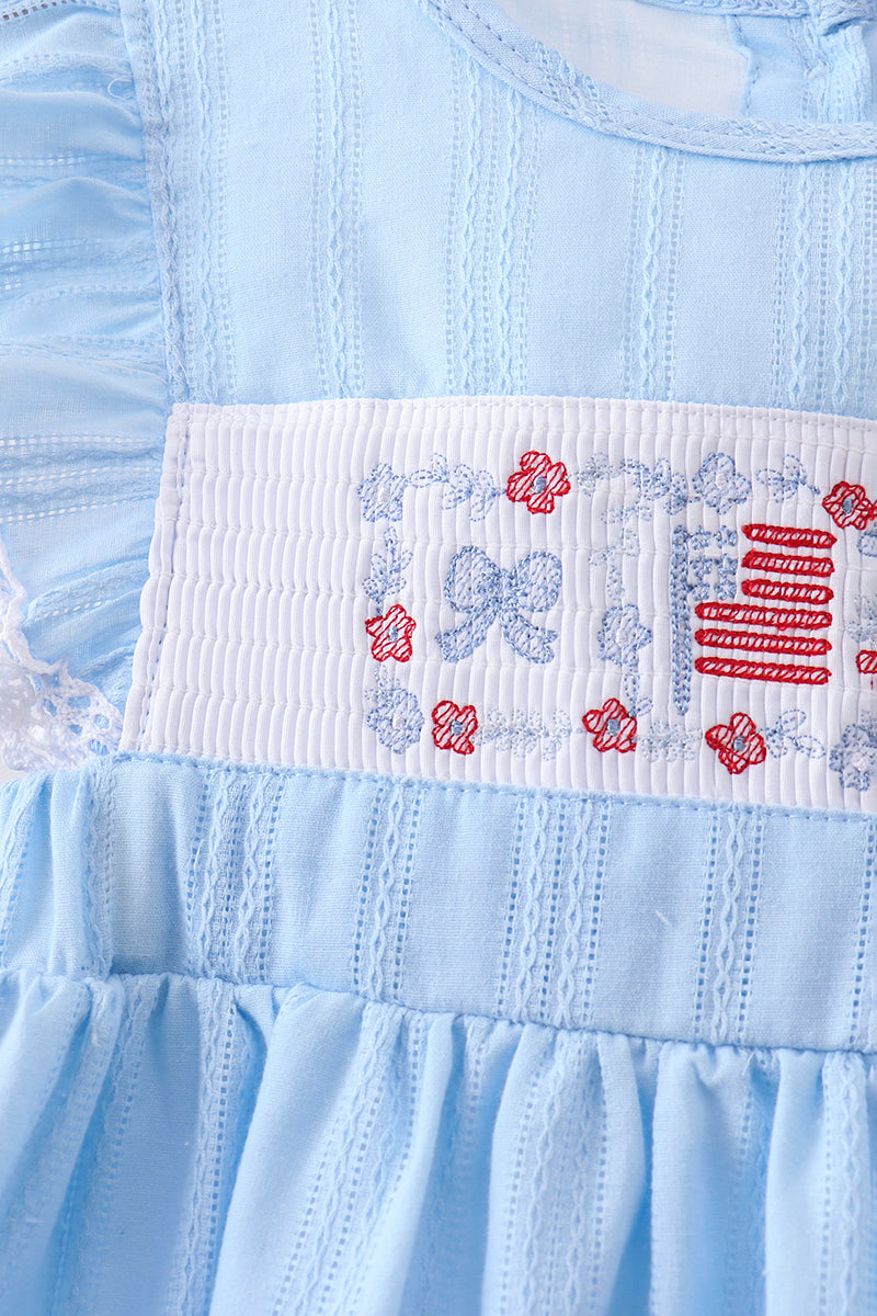 Robe à volant smockée en jacquard bleu drapeau