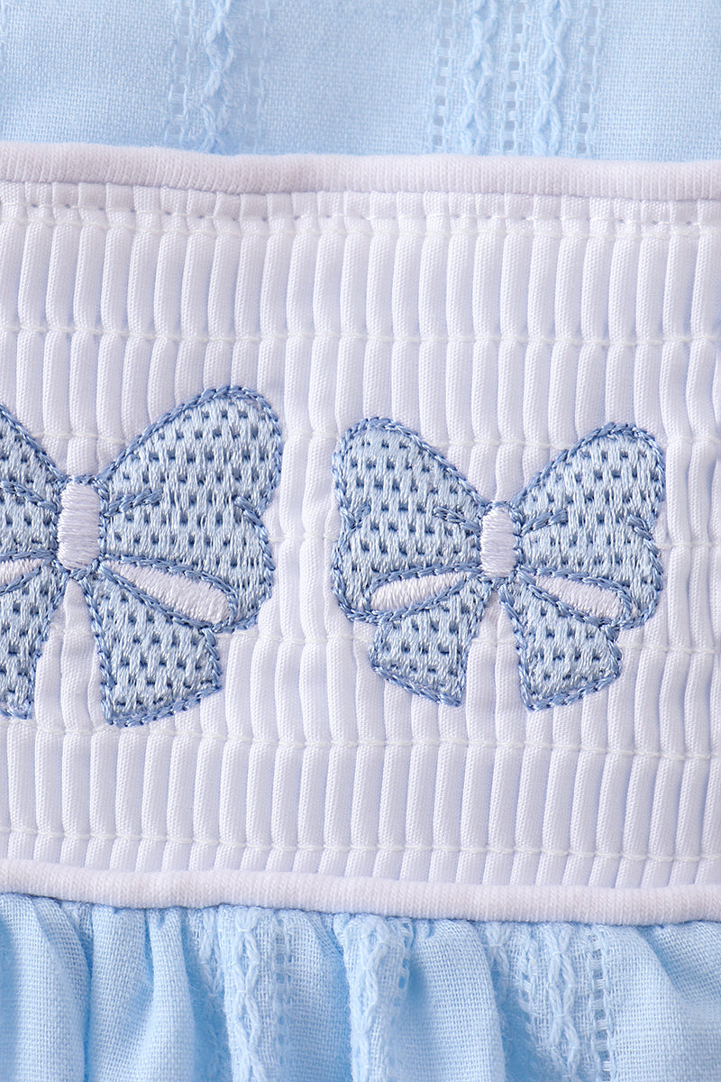 Robe jacquard smockée et brodée à nœud bleu