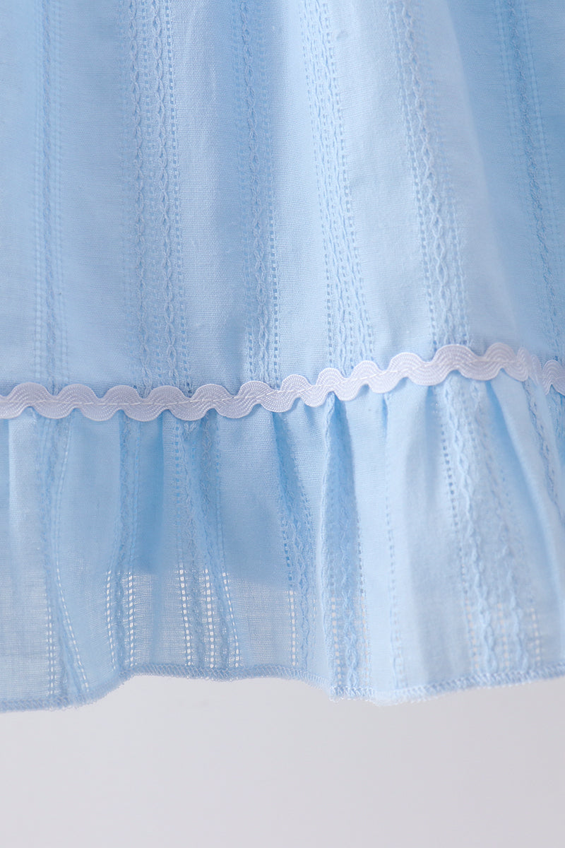 Robe jacquard smockée et brodée à nœud bleu