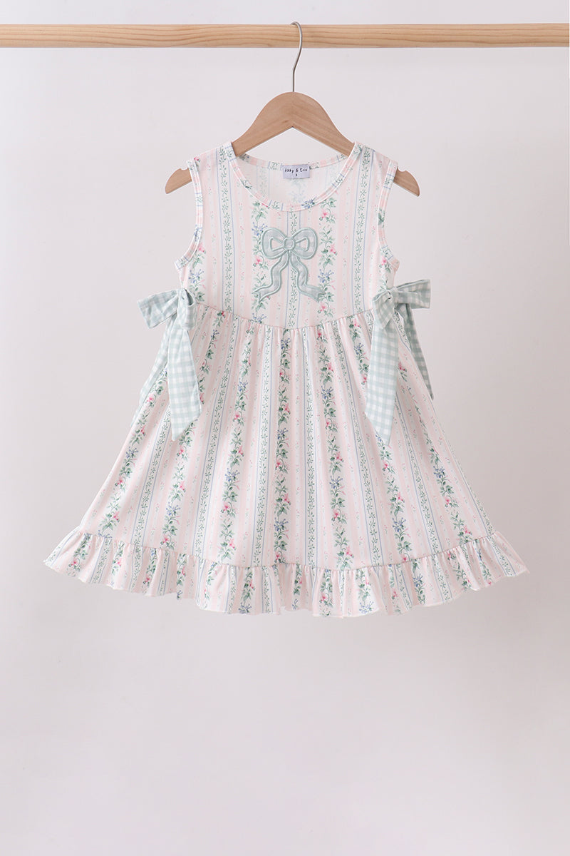 Robe ornée d'appliqués floraux et d'un nœud